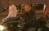 Vladimir Putin îmbrăcat în piele neagră, la ghidonul unui Harley Davidson
