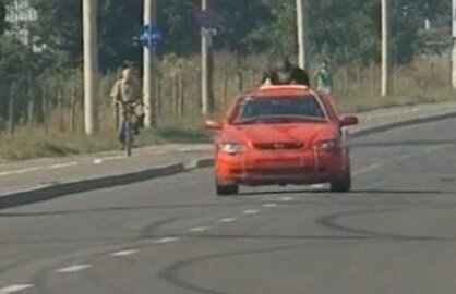 VIDEO Record de andrenalină: S-a legat de o maşină care rula cu 210 km/h