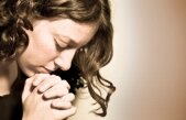 O adolescentă infectată cu HIV a fugit din grija unui ONG şi este căutată de poliţişti