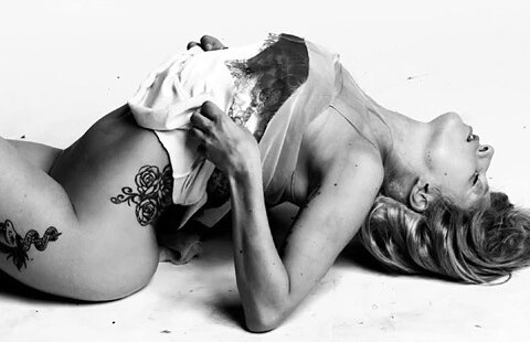 FOTO! Lady Gaga a pozat fara chilotei!