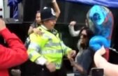Senzaţie pe Internet. Un poliţist aflat în timpul programului dansează pe ritmuri caraibiene