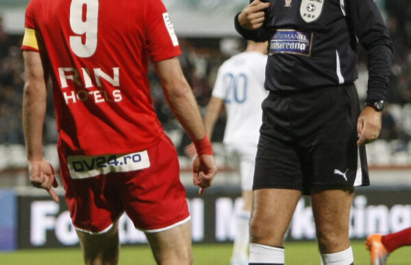 Dinamoviştii îl desfiinţează pe Robert Dumitru: "Avram, scoate-l din arbitraj!"