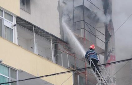 Incendiu violent într-un bloc de pe şoseaua Ştefan cel Mare din Bucureşti