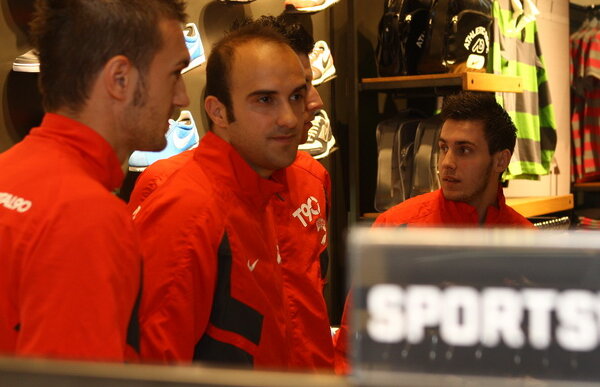 Cum alungă jucătorii tensiunea înaintea derby-ului Dinamo-Rapid » Biliard şi distracţie la Mall