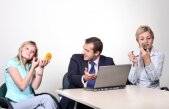 Femeile din România sunt plătite în medie cu 10% mai puţin decât bărbaţii pentru joburi similare
