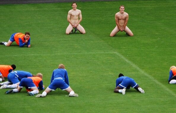 S-au antrenat goi după un pariu pierdut