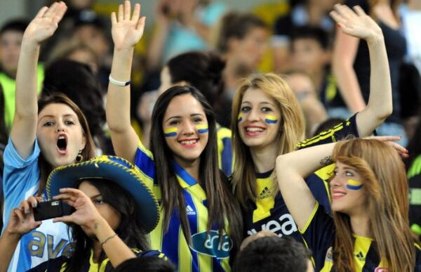 FOTO Interzis bărbaţilor » Metodă originală a turcilor pentru a combate violenţa de pe stadioane