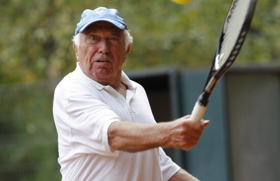 Ioan Holender conduce cu mînă sigură Festivalul George Enescu şi racheta de tenis: "Sportul este drogul meu"