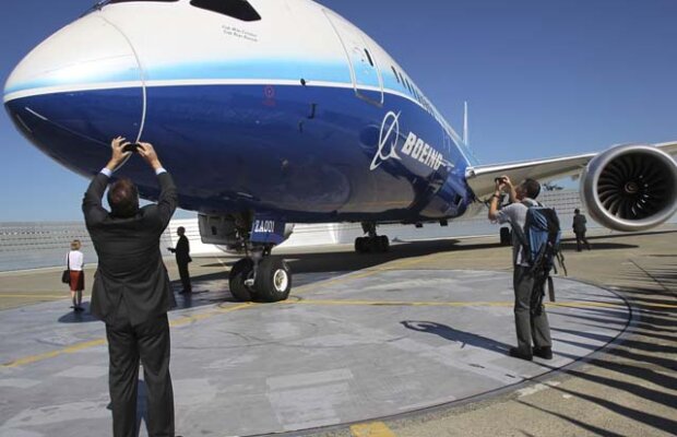 Vezi cum arată avionul viitorului. Boeing 787 Dreamliner este gata de zbor (Galerie Foto)