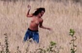 Dansând topless în lanul de secară. Vezi scene fierbinţi din noul videoclip al Rihannei