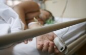 Copiii de la Spitalul din Iaşi, "trataţi" cu duşuri cu apă rece