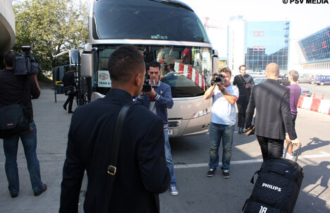 FOTO Avionul lui PSV a sosit la Bucureşti cu o întîrziere de 20 de minute