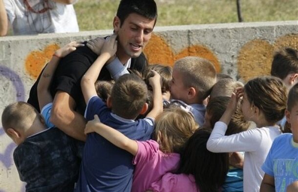 VIDEO/ La joacă cu cei mici » Novak Djokovici a vizitat o grădiniţă din Serbia
