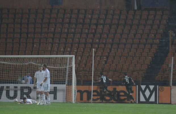 Ploaia i-a ţinut departe! Doar 3.000 de suporteri la Piatra-Neamţ