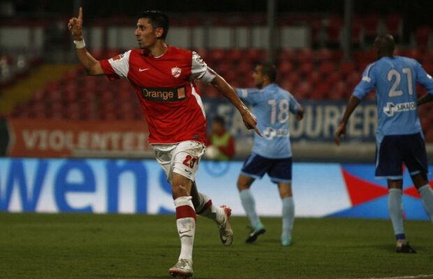 FOTO Fără fani în tribune, Dinamo şi-a consolidat poziţia de lider, după 2-0 cu Chiajna » Marş în tăcere