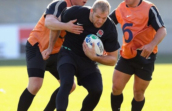 Rugbiştii englezi au umilit angajata unui hotel