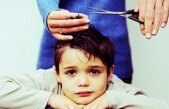 Mai rău ca pe vremea comunismului: Elev tuns cu forţa de o profesoară, în faţa colegilor