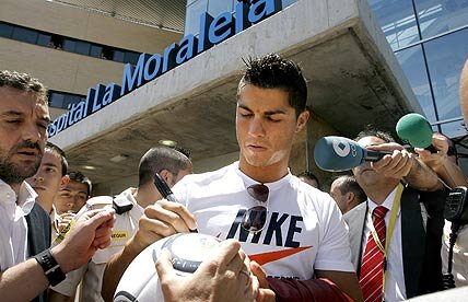 Cristiano Ronaldo este sponsorizat de cel mai bogat brand de îmbrăcăminte sportivă! Messi este cu mult sub portughez