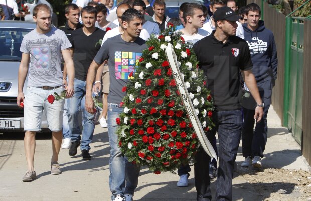 FOTO GSP / Dinamoviştii s-au recules azi la prînz la mormîntul Unicului Căpitan
