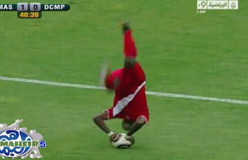 VIDEO Execuţie incredibilă. Cîţi fotbalişti ar putea să arunce aşa de la margine?