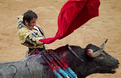 IMAGINI ŞOCANTE! Un taur i-a străpuns faţa unui toreador