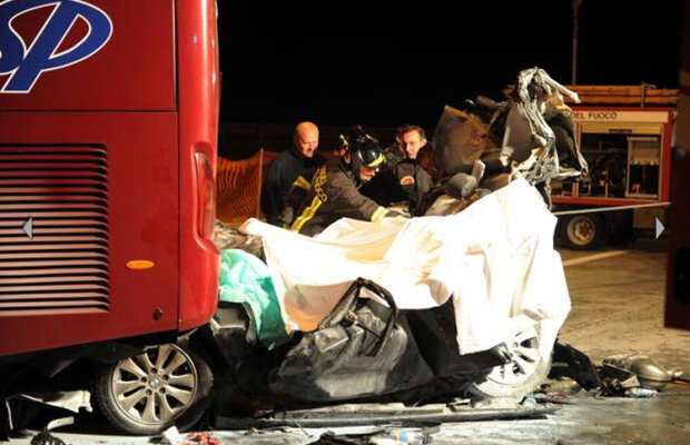 Autocarul lui Torino a zdrobit altă maşină, făcînd două victime