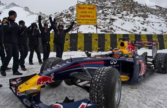 FOTO Record la înălţime » Cu maşina de Formula 1 pe Himalaya