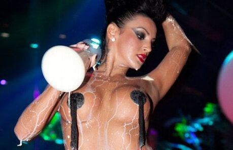 FOTO! Andreea Bobodel si-a udat sfarcurile cu lapte!