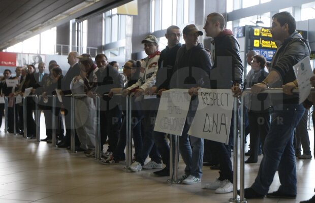 Fani ai Universităţii au protestat la sosirea delegaţiei României împotriva lui Sandu şi a lui Dragomir