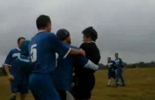 Fotbaliştii de Liga 5 care au bătut un arbitru au fost excluşi pe viaţă din activitatea sportivă