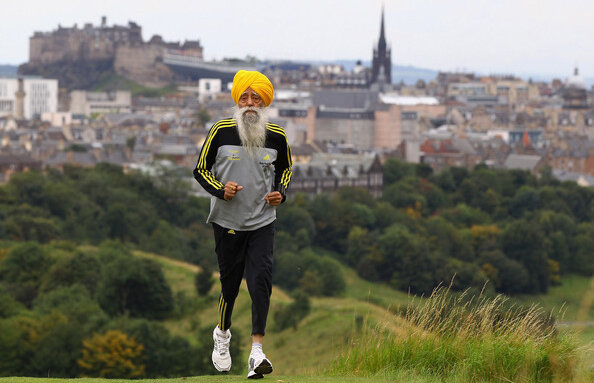 FOTO Fauja Singh a reuşit să termine maratonul de la Toroto, la vîrsta de 100 de ani