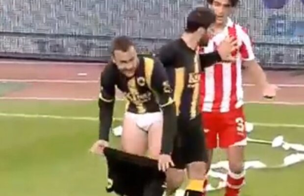 VIDEO Faza lunii » Un jucător de la AEK i-a dat pantalonii jos unui adversar
