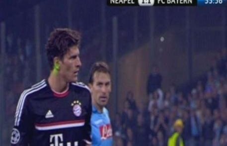 VIDEO Gomez, atacat cu lasere! ”Vîrful” lui Bayern a ratat penalty-ul care aducea victoria lui Bayern