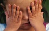 Tragedie desprinsă din filmele de groază: O fetiţă din Bacău a căzut cu capul într-un cuţit