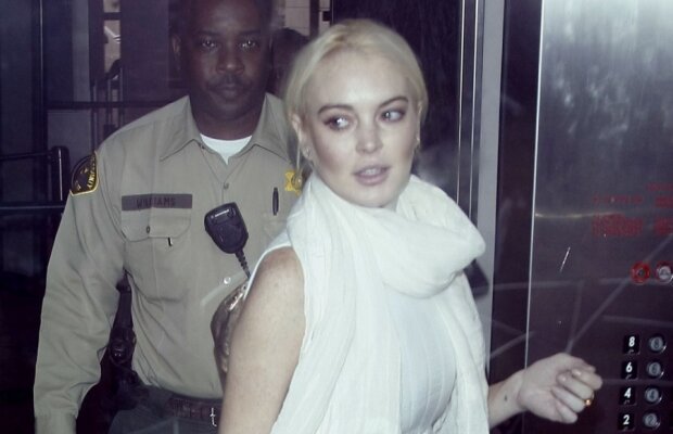 VIDEO! Lindsay Lohan a ajuns din nou dupa gratii
