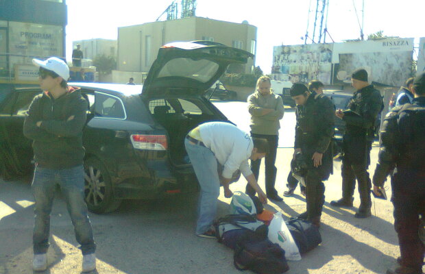 FOTO » ALARMĂ » Jandarmii îi filmează, percheziţionează şi pozează pe fanii polonezi care intră în Bucureşti