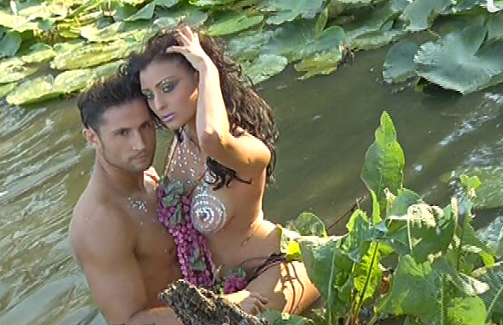 VIDEO! Flori, in sanii goi la Next Top Model!