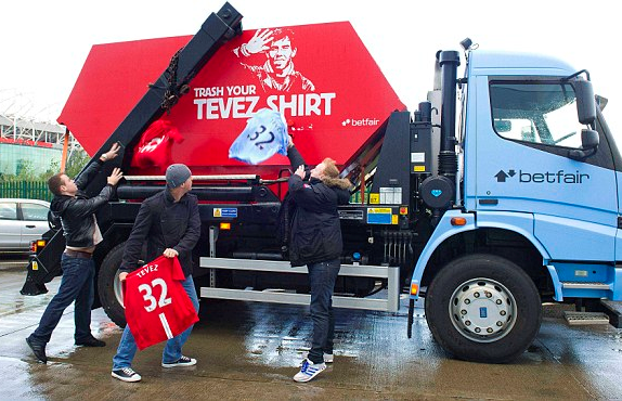 VIDEO La gunoi! Un sponsor al lui Man. United propune reciclarea tricourilor lui Tevez