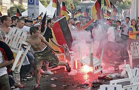 Bundesliga sub asediu: violenţa pe stadioane a depăşit maximul din ultimul deceniu