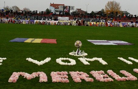 Fotbaliştii echipei FC Argeş au depus coroane la mormîntul lui Nicolae Dobrin