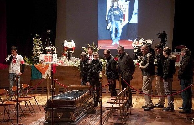 FOTO Italia e în doliu: 5000 de oameni au stat în ploaie ca să-i aducă un ultim omagiu lui Simoncelli