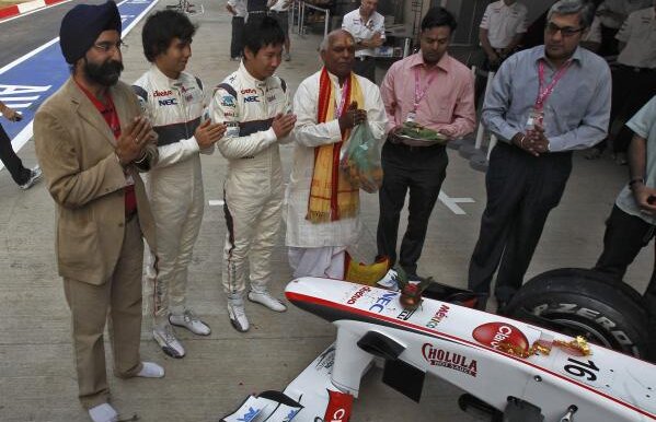 FOTO/ Spectacol în India » Abandon, cîini şi întreruperi în prima sesiune de antrenamente