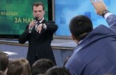 Dmitri Medvedev, înfuriat pe vameşi: Îmi vine să arunc microfonul ăsta în perete!