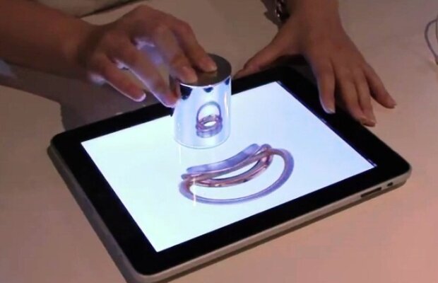 Cum transformi 2D în 3D cu un iPad şi un cilindru metalic