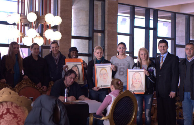 Popa Popa's le-a făcut portretele jucătoarelor de la CSM Tîrgovişte  în mai puţin de 30 de minute