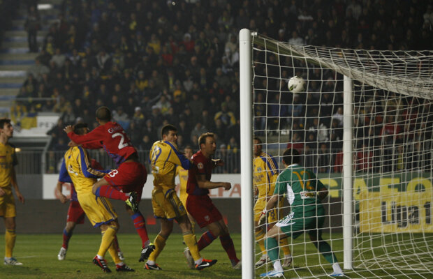Steaua a jucat bine 45 de minute şi a marcat două goluri, înainte ca lumea s-o ia razna de tot