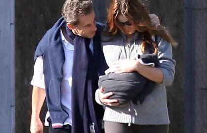 VIDEO! Carla Bruni si Nicolas Sarkozy si-au scos copilul in lume