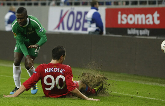 Steaua în pericol să rămînă din nou fără stadion » Gazonul s-a rupt iar!