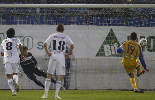 VIDEO Seară de handbal » După dezastrul din meciul cu Steaua, Petrolul a recuperat aseară un punct pe arena rivalei din Ploieşti