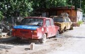 Miile de maşini abandonate la Sofia blochează circulaţia pe trotuare